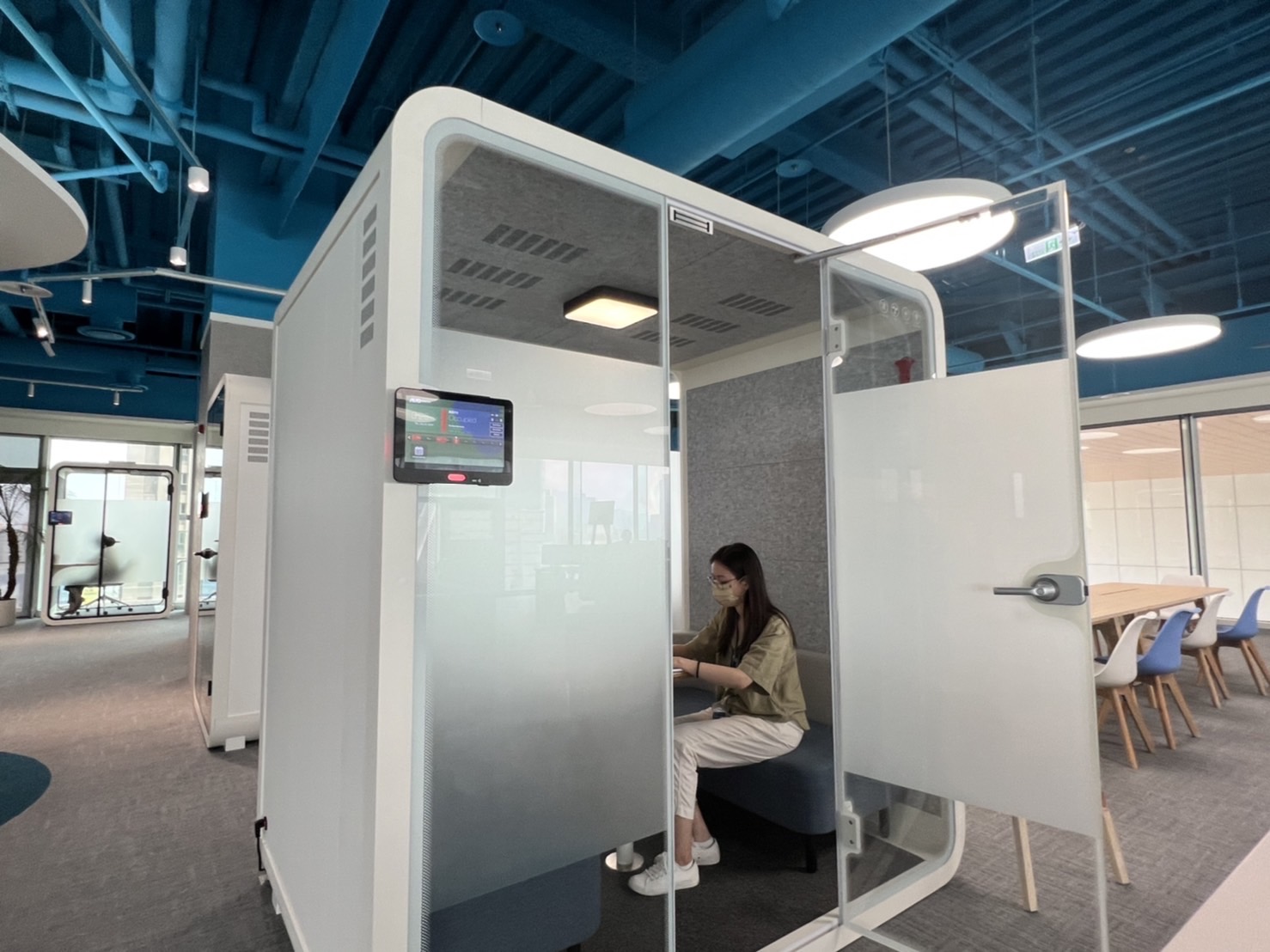 龙门国际高雄據點的智慧行動辦公艙，展現龙门国际在面板以外的研發應用軟實力